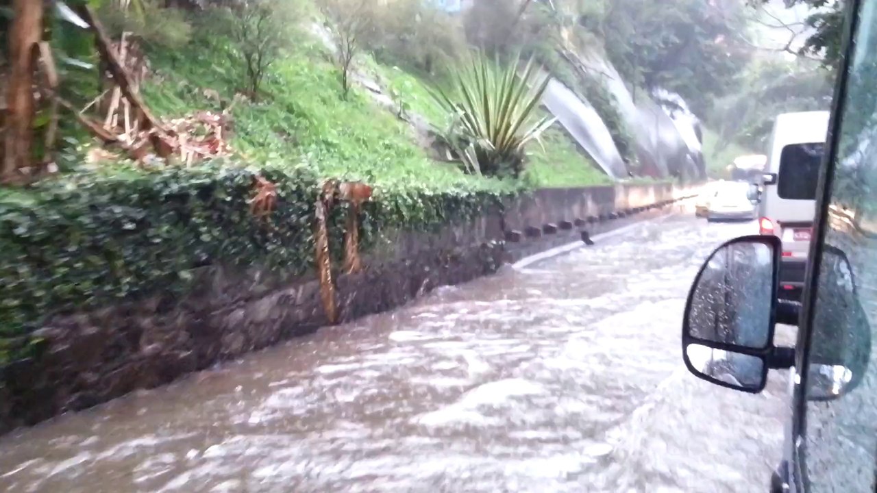 TÉMOINS BFMTV : Balade en voiture dans les rues innondées de Rio de Janeiro