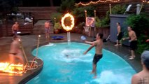 Dunk enflammé dans une piscine! Enchaînement de passes et gros trick shot!