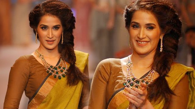 Sagarika Ghatge Walks The Ramp For Ganjam Show @ IIJW 2014 !