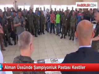 Alman Üssünde Şampiyonluk Pastası Kestiler