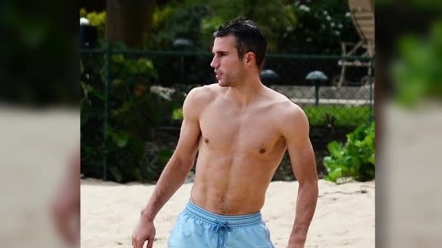 Robin Van Persie Shows Off his Incredible Body in Barbados