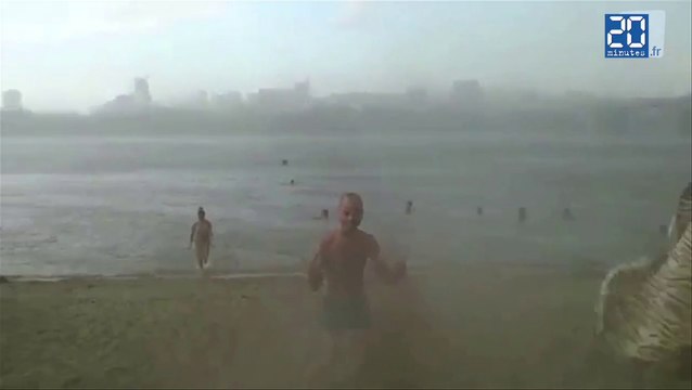 Tempête de grêle sur une plage russe