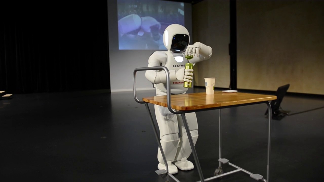 Asimo se sert un soda