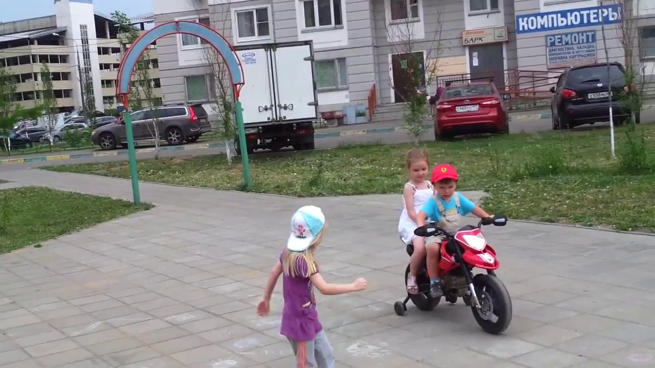 Moto dá moral com as mina