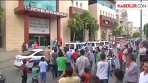 Fatih Belediyesi Önünde Seyyar Satıcılar Satırlarla Kendini Yaraladı