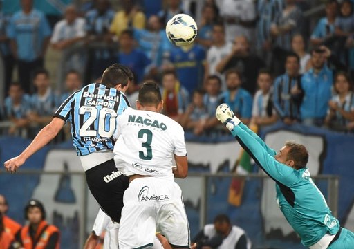 Na estreia de Giuliano, Grêmio pressiona mas fica no empate