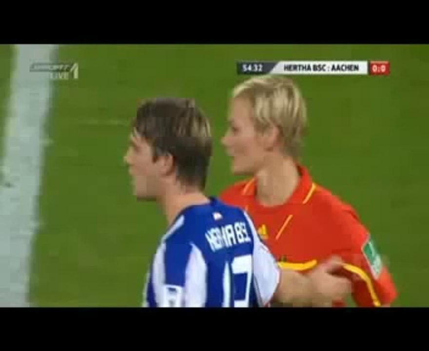 Aksi Lucah Main Bola Sambil Pegang Payudara - Y...