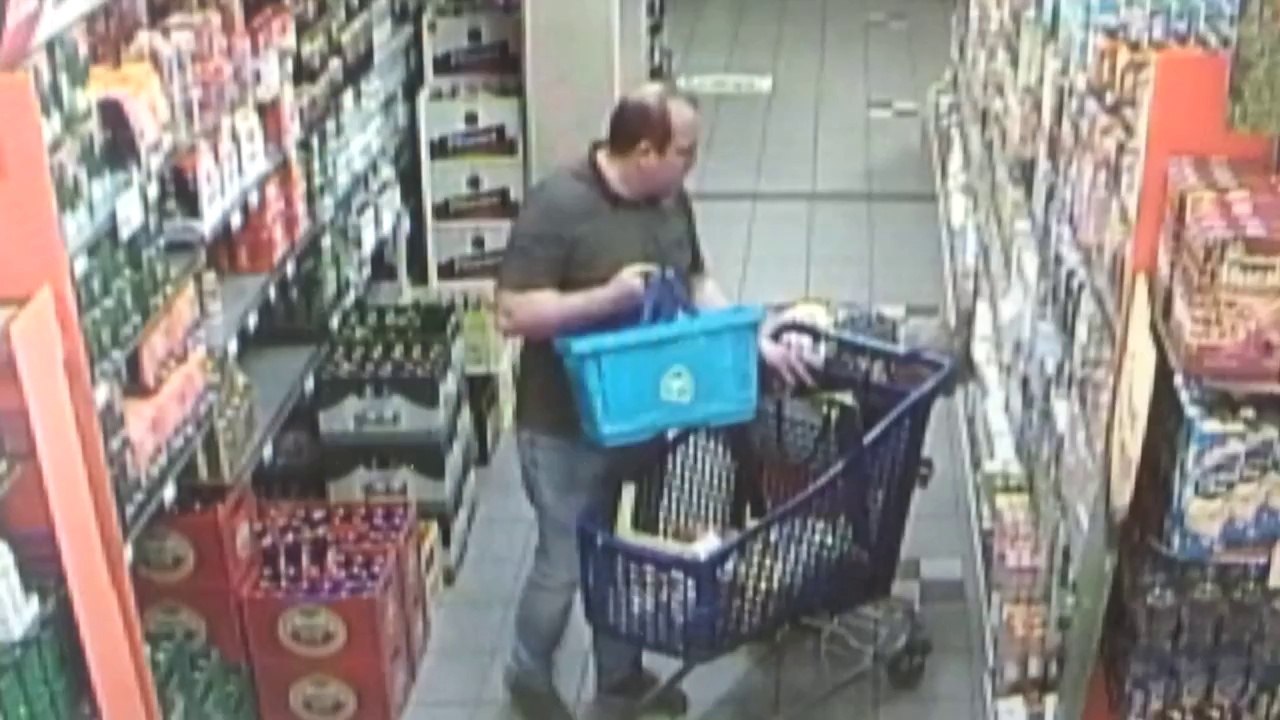 Un voyou vole le portefeuille d'une mamie! a voir