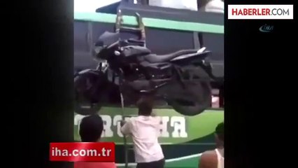 Motosikleti Kafasında Böyle Taşıdı