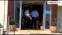 Antalya Polis Merkezindeki Bayrağı İndirmeye Çalışınca Bacağından Vuruldu Ek