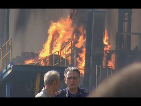 Gricignano (CE) - In fiamme capannone dei Cosentino nell'area industriale (16.07.14)