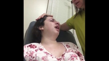 Video herunterladen: So hilarious Girl Getting Wisdom Teeth Removal is so so high!!!