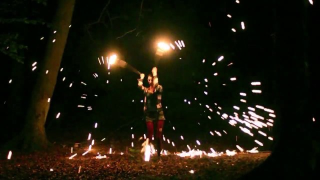 Faire tourner des boule en feu! Court métrage magnifique!