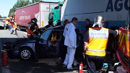 Accident sur l'A25, entre deux voitures et deux poids-lourds