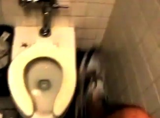 Grosse frayeur dans les toilettes d'un restaurant !