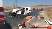 Minibüs ile otomobil kafa kafaya çarpıştı: 2 ölü, 8 yaralı