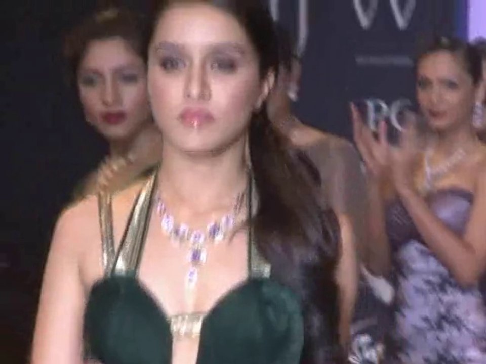 Shraddha Kapoor Showing Assets While Walk on Ramp at IIJW 2014