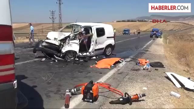 Gaziantep'te Minibüs ile Hafif Ticari Araç Çarpıştı 2 Ölü, 8 Yaralı