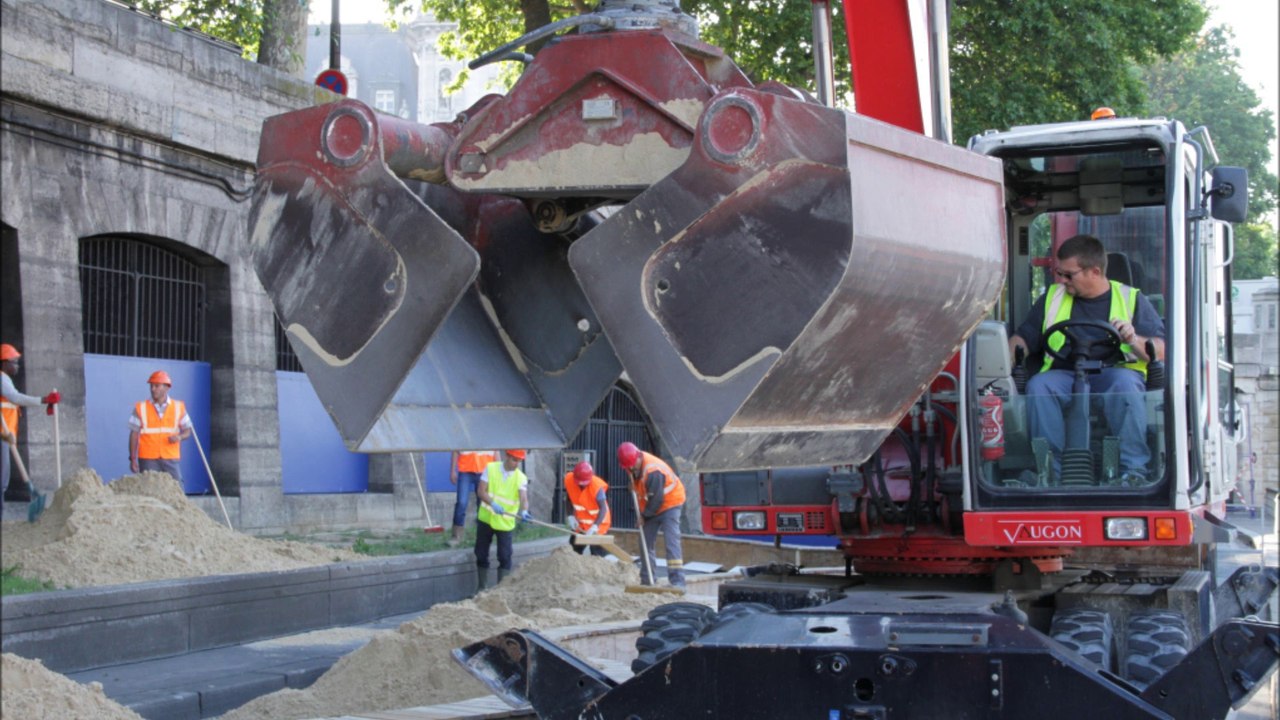 Le sable de Paris Plage transporté par bateau
