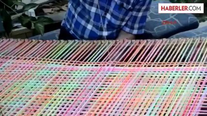 Taksi Durağında Müşteri Beklerken Şal Dokuyor