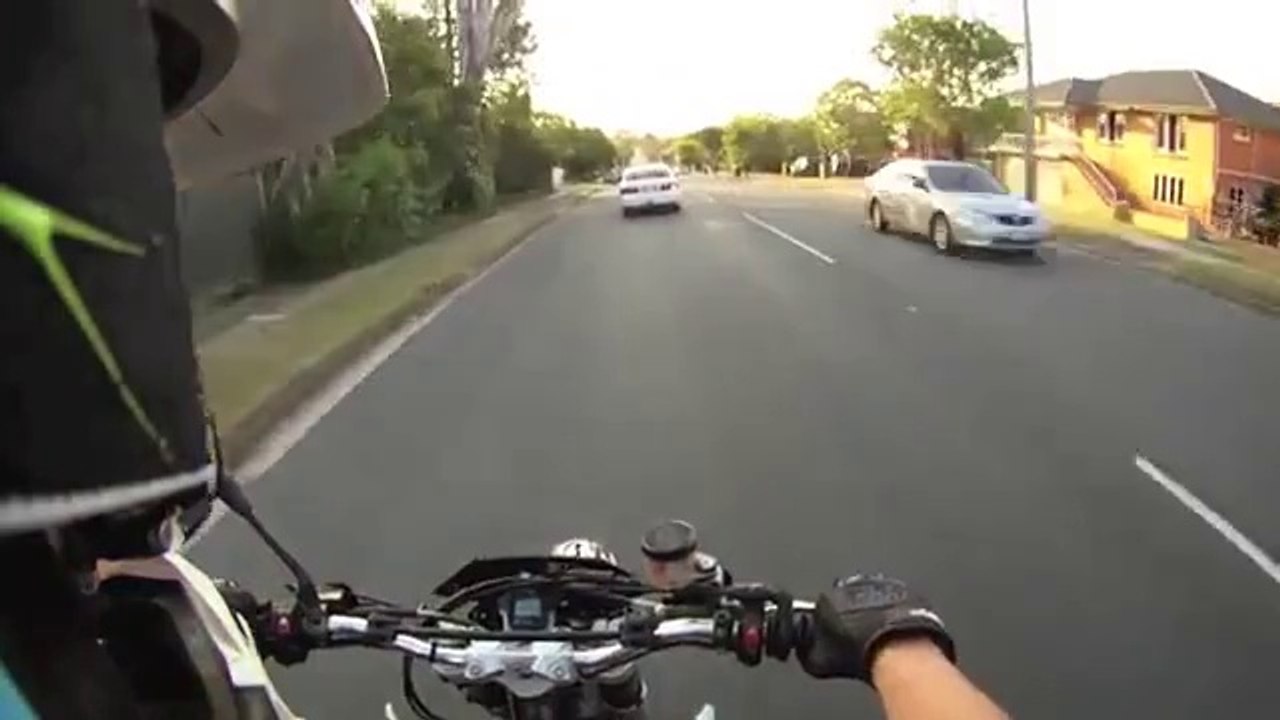 Un motard se fait percuter à l'arrêt