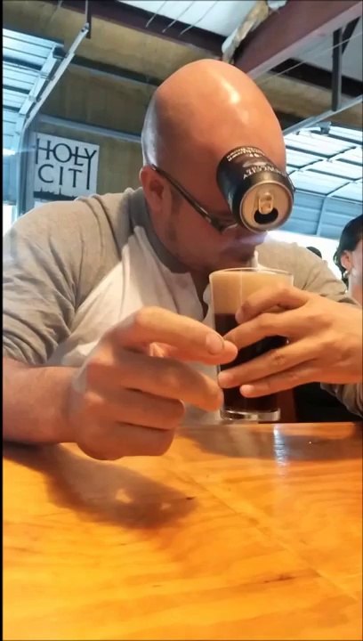 Tricks hilarant avec une canette de bière! Se servir avec sa tête...