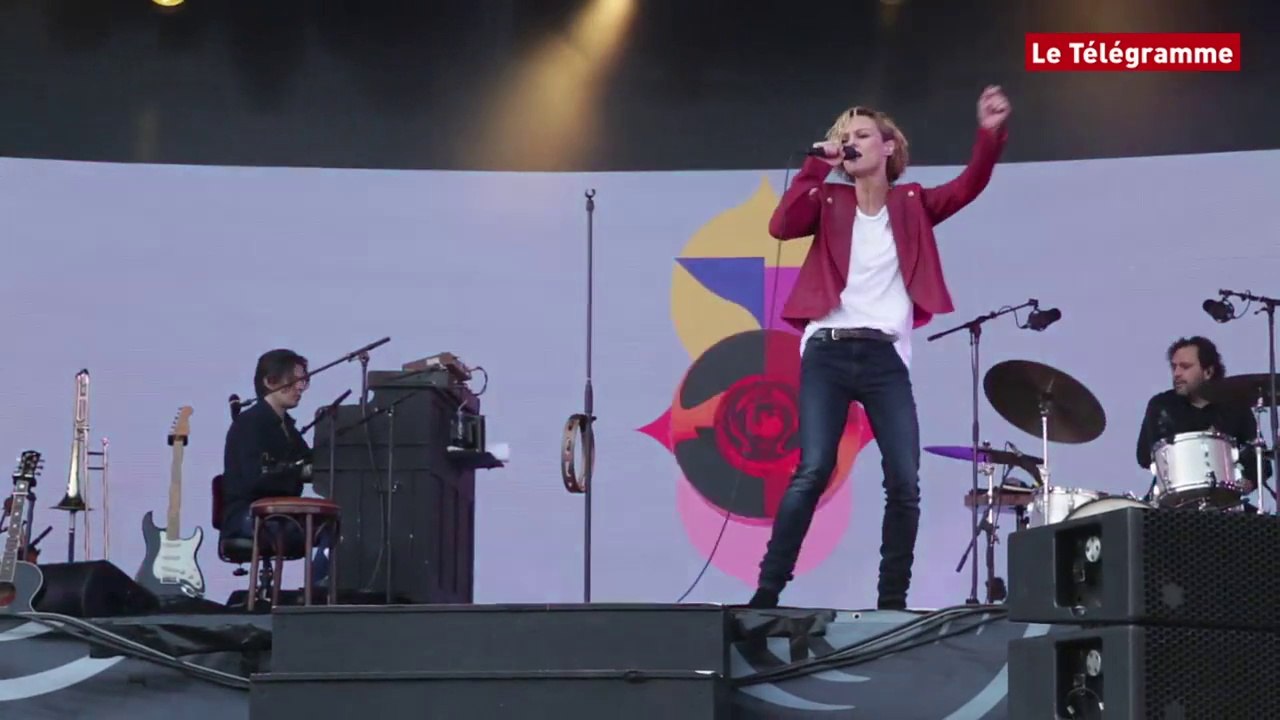 Vieilles Charrues. Vanessa sur scène accompagnée de Benjamin Biolay