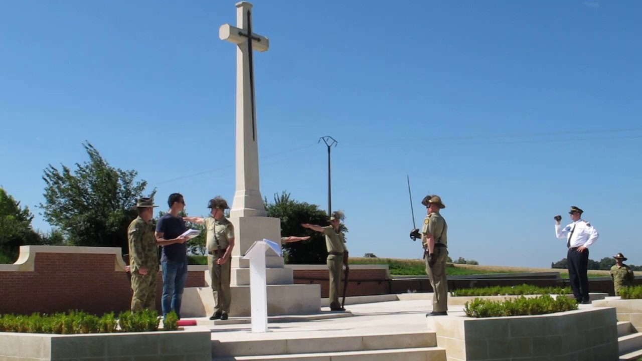 Fromelles: les gardes de Melbourne au cimetière du Bois du faisan