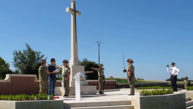 Fromelles: les gardes de Melbourne au cimetière du Bois du faisan