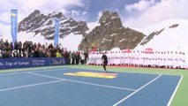 Federer and Vonn plays tennis on the Alps