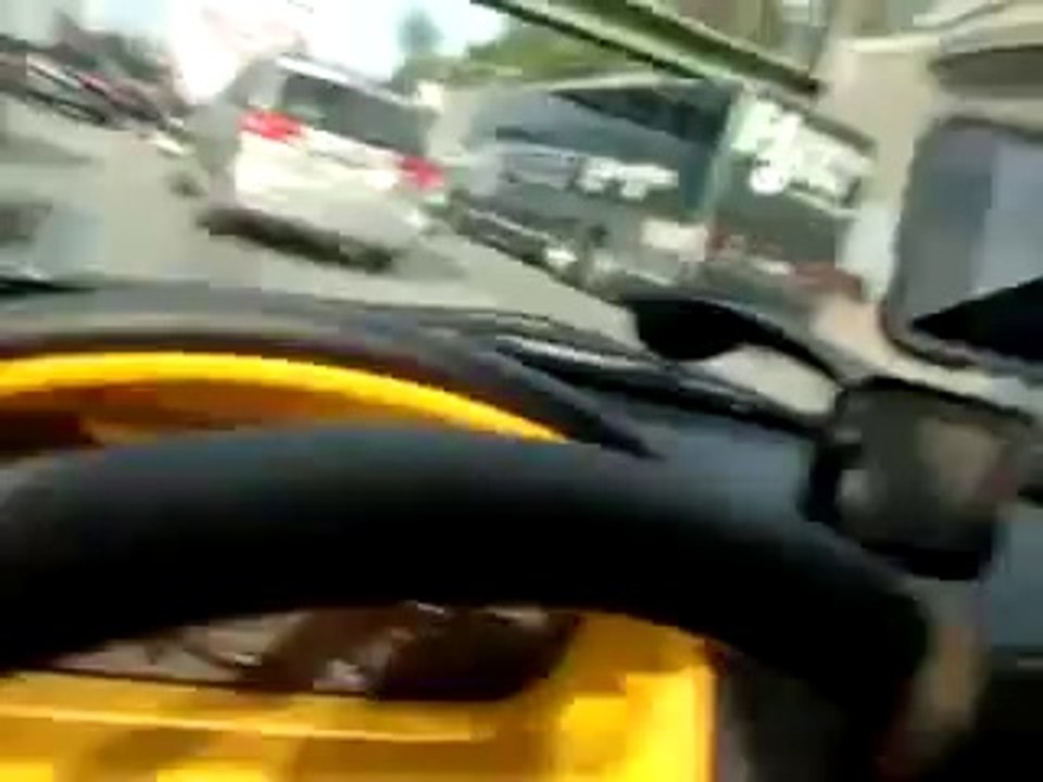 渋滞すると外人はよくこうするんですよ
