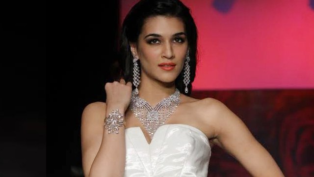 Kriti Sanon walks for Mahabir Jewellers & KIK Jewels Show @ IIJW 2014 !