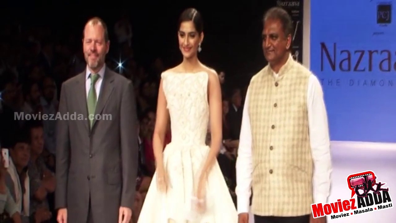 Sonam Kapoor Walks For Rio Tinto Nazraana @ IIJW 2014 !