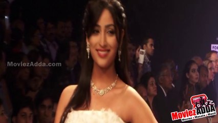 Yami Gautam Walks For Rio Tinto Nazraana @ IIJW 2014 !