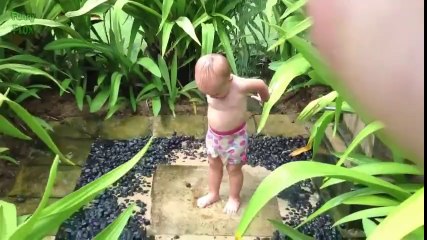 İlk defa yağmur gören bebekler