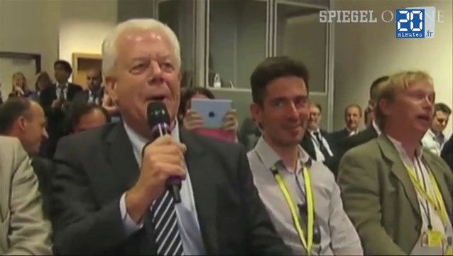 Un journaliste chante «Joyeux anniversaire» à Angela Merkel