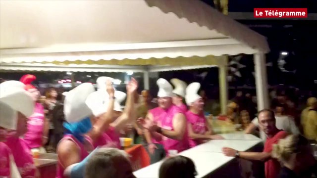 Vieilles Charrues 2014 . Le bar 8 se lâche devant Indochine