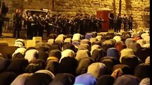 صلاة الفجر اليوم في القدس المحتلة، حيث منع الاحتلال الشبان من دخول المسجد الاقصى،