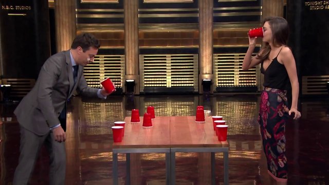 Jimmy Fallon joue aux Flip Cup avec Miranda Kerr