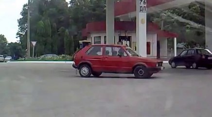 Dumb woman fail in Gaz station...