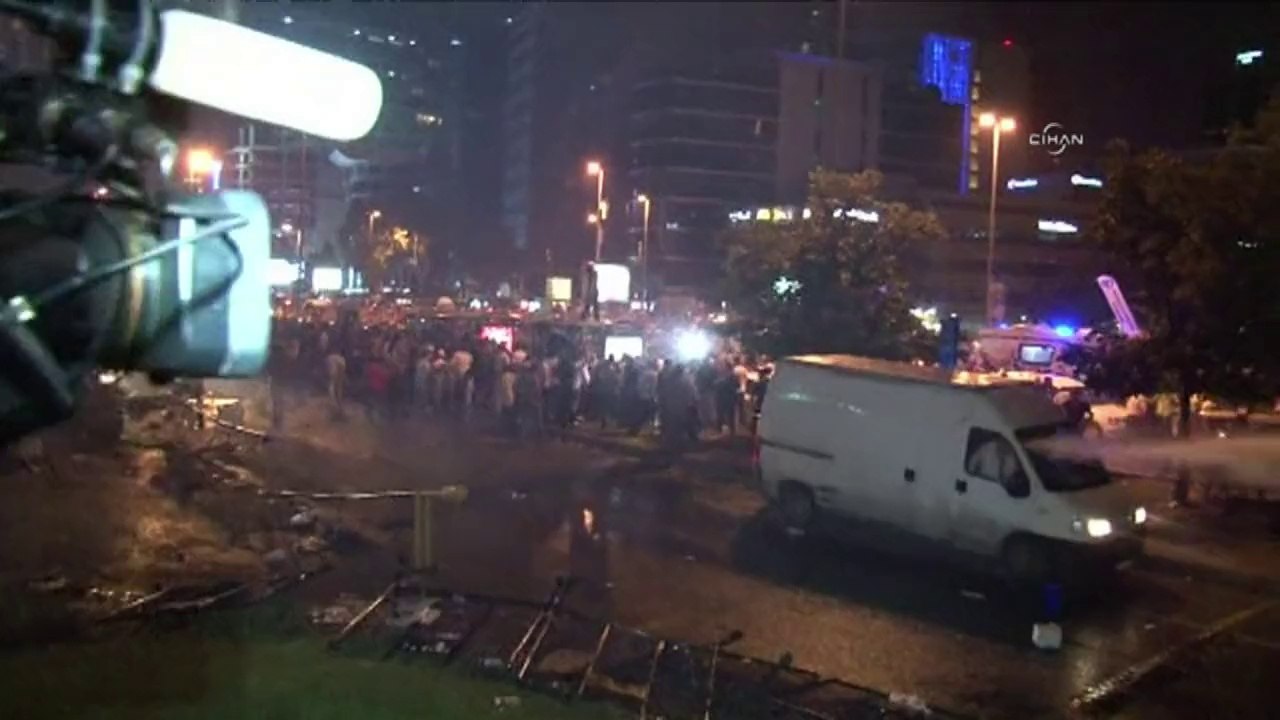 Turkish protesters target Israeli embassy and c...