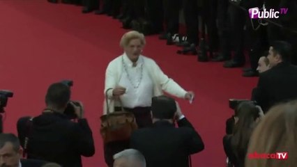 Exclu Vidéo : Madame Doubtfire pour donner du fun à cette dernière montée des marches à Cannes !