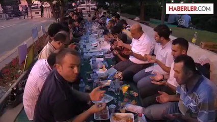 Protestocu grup İsrail konutu önünde iftar yaptı -