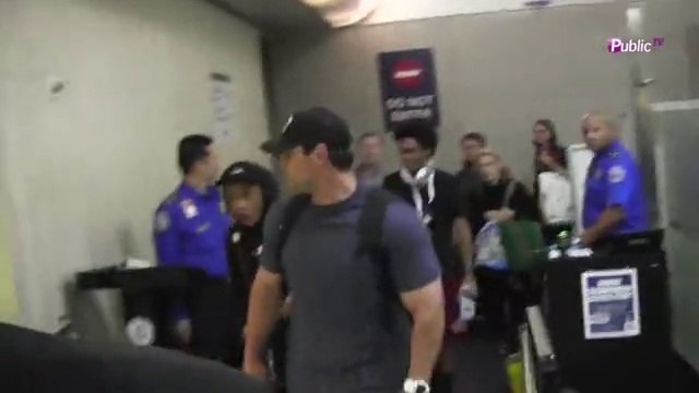 Exclu Vidéo : Le fils de Will Smith : Jaden Smith surexcité avec sa valise-trottinette !