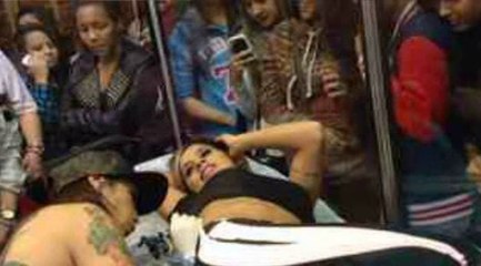 TC de Vanessa tatuandose en la feria TattooWeek Parte 1 18/07/2014