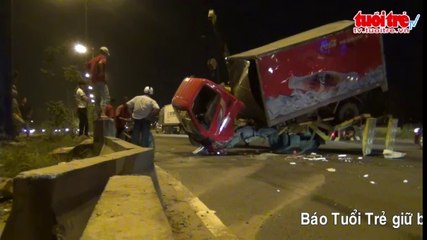 Xe chở Cocacola lật nhào trên đường