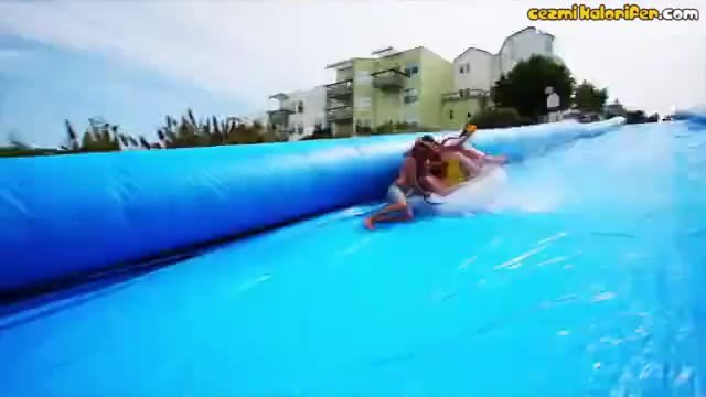 Yokuş Aşağı Olan Sokağı Su Kaydırağına Dönüştürmek