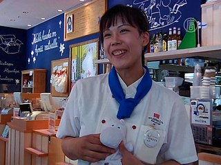 Снусмумрик радует одиноких посетителей кафе в Токио