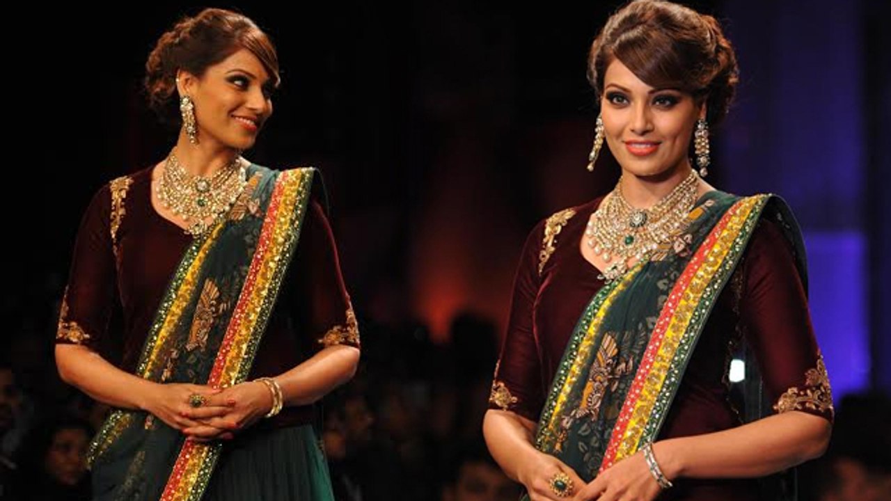 Bipasha Basu Walks The Ramp For PC Jewellers @ IIJW 2014 Grand Finale !
