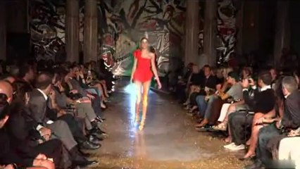 Une top-modèle ne sait pas marcher avec des talons